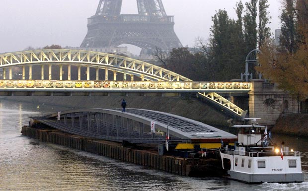 Binnenschiff in Paris