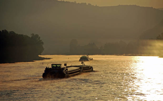 Binnenschiff auf dem Rhein