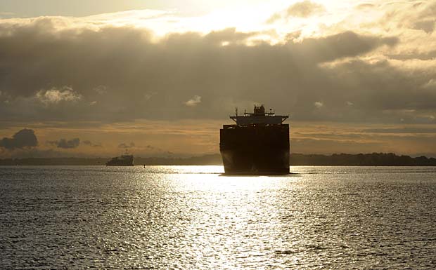 Containerschiff im Sonnenuntergang