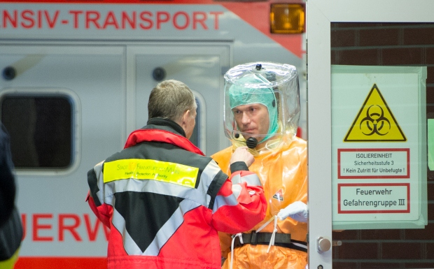 Ebola Schutzanzug Frankfurt 620