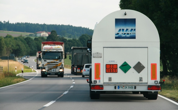 Gefahrgut LKW Landstraße Tank 620