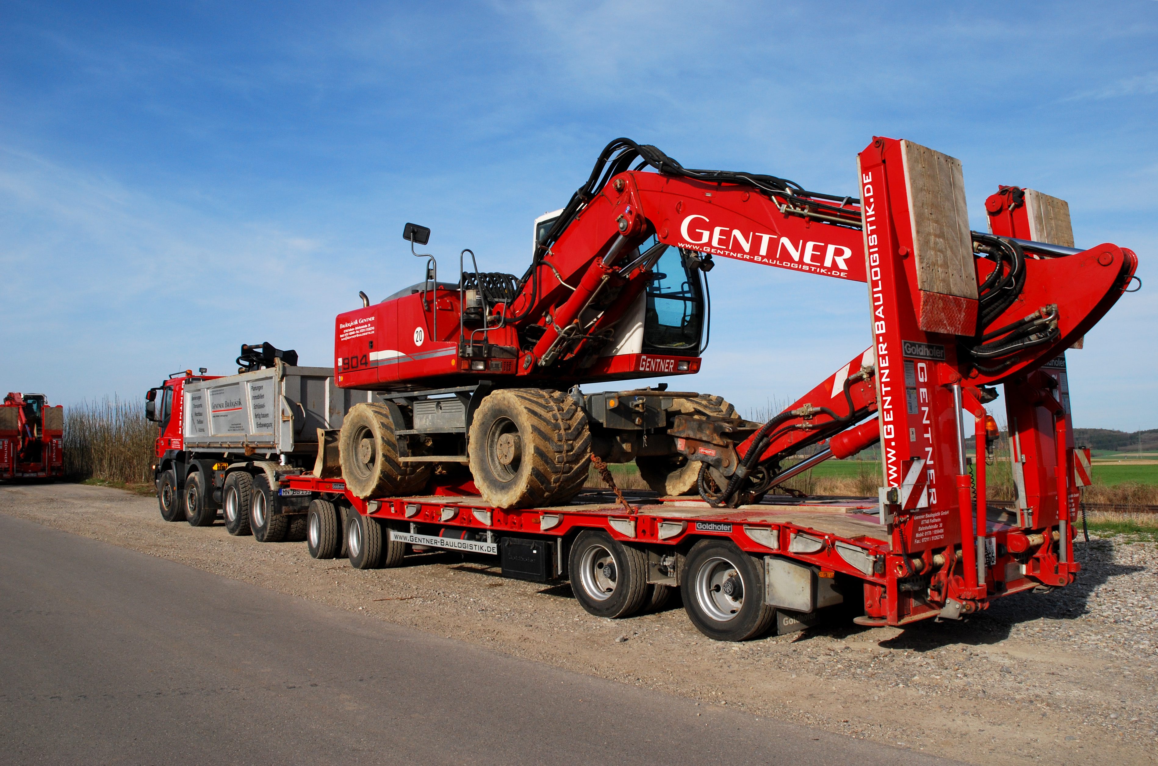 Bagger auf Tieflader 620