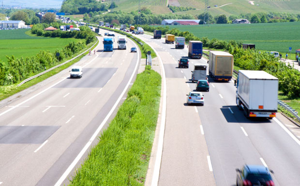 Dreispurige Autobahn, LKW