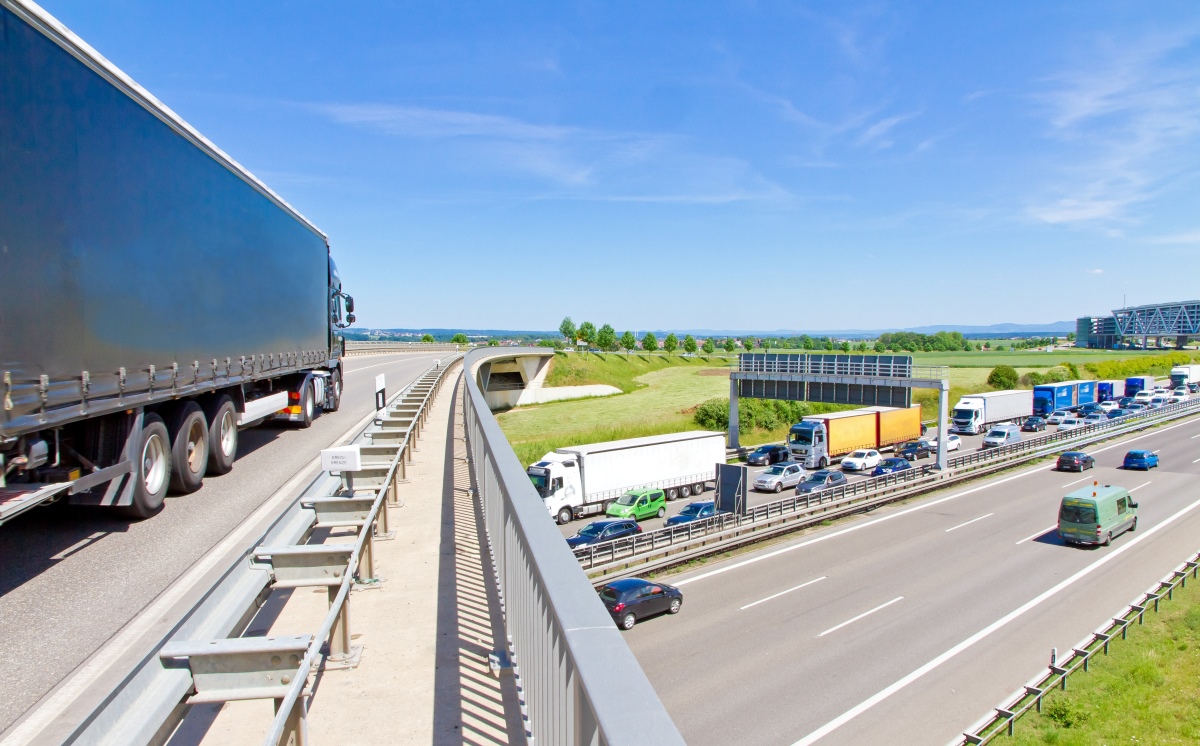 Autobahn LKW Stau 1200