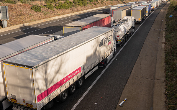 Spanien Stau Autobahn Lkw