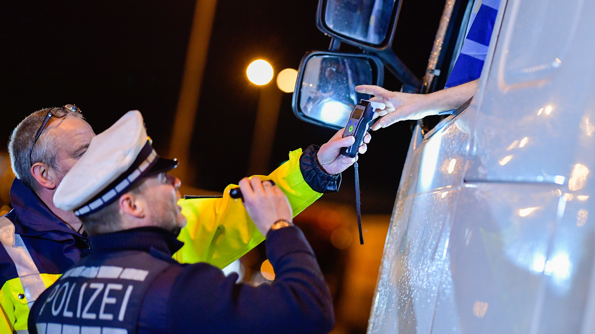 Polizeikontrolle, Alkoholtest, Lkw-Fahrer